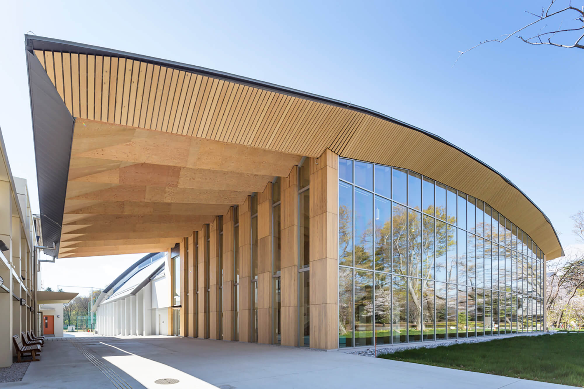 国際基督教大学 エントランス | 大断面集成材建築の中東